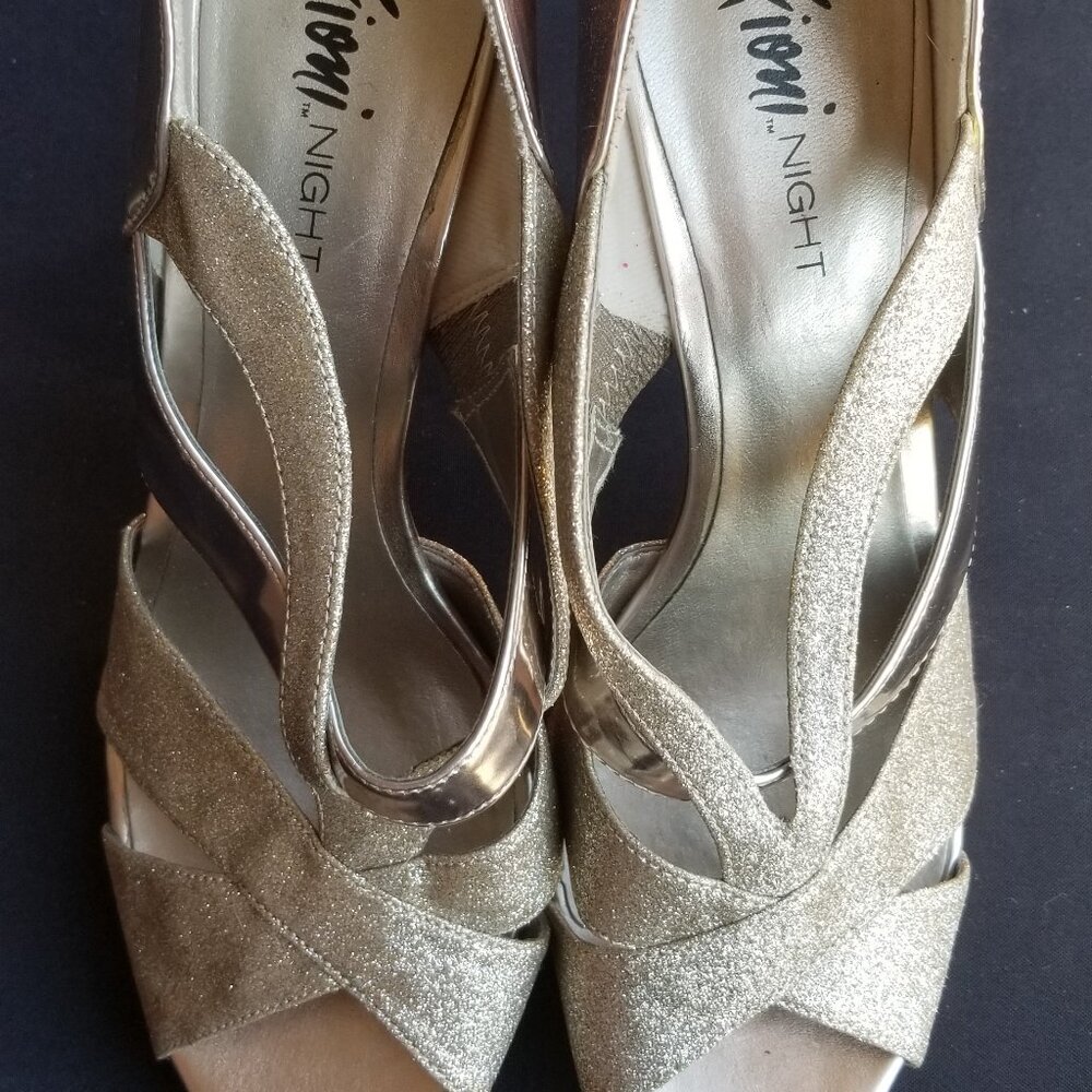 Fioni Gold glitter heels